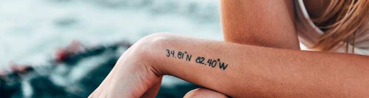 Tattoo Trends, beliebte Tätowierungen: Frau mit Tätowierung am Arm