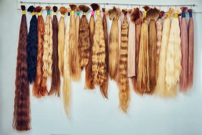 Tressen aus Echthaar in unterschiedlichen Haarfarben für Weave Extensions.