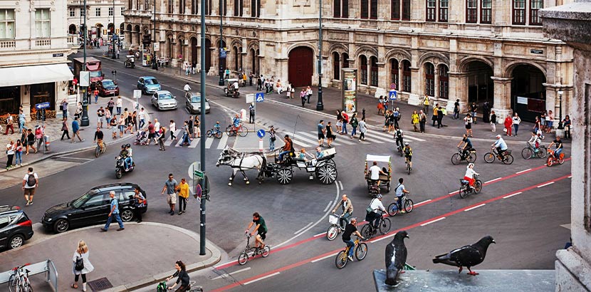 Touristen, die Wien gratis (fast) mit dem Bike erleben. Aufnahme aus dem Stadtleben.
