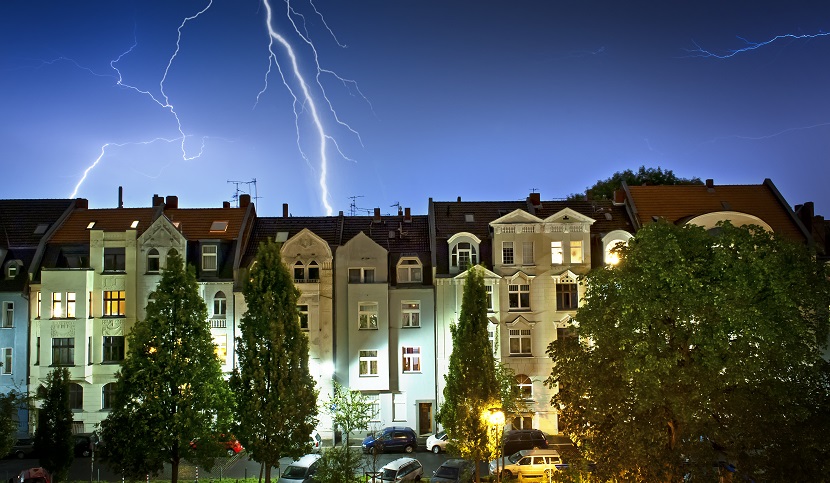 Blitz über Wohnhäusern