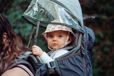 Babytrage mit Regenschutz