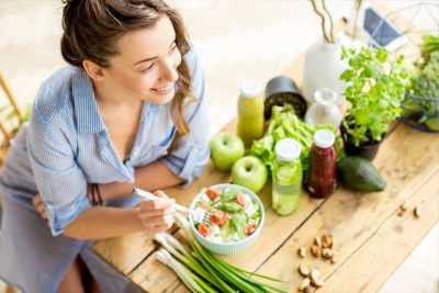 Darmsanierung - Frau mit frischem, grünen Gemüse