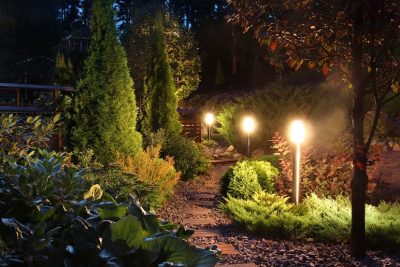 Gartenbeleuchtung am Weg mit kleinen Stehlampen