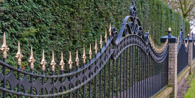 Gartenzaun aus Schmiedeeisen mit goldenen Spitzen