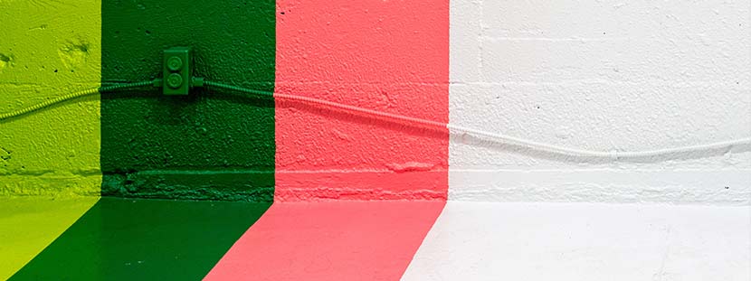 Latexfarbe: Eine Wand mit verschiedenfarbigen Farbstreifen