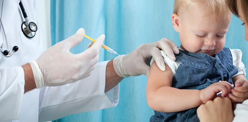 Ein Baby wird vom Arzt gegen Masern geimpft.