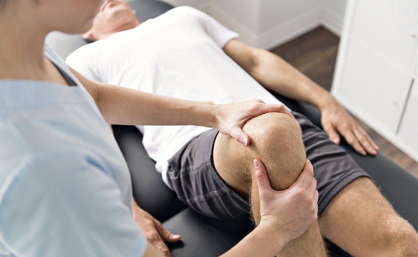 Mann bei der Physiotherapie