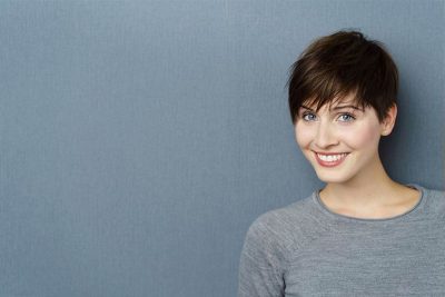 Junge Frau mit hübscher Pixie-Cut Frisur für wenig Haar.