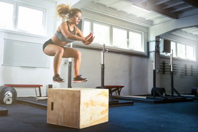 Junge blonde Frau beim Crossfit Wien.