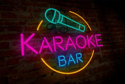 Karaoke Bar Wien: Ein Neonschild mit der Aufschrift Karaoke Bar