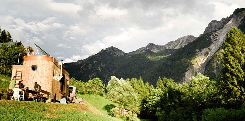 Ein mobiles Tiny House von Wohnwagon aus Österreich, umgeben von Natur.