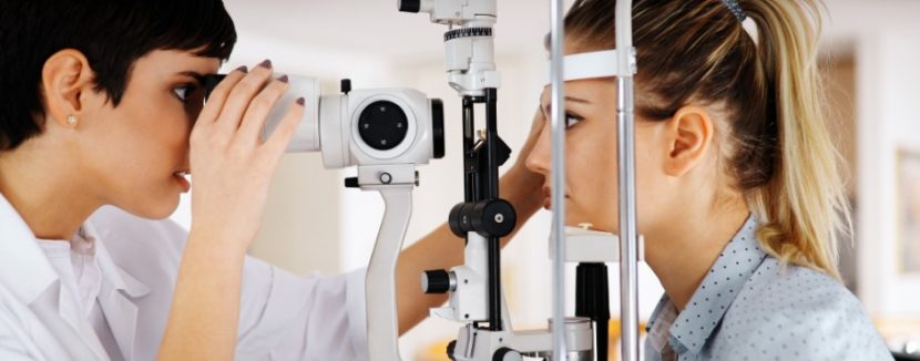 Augenarzt Wien: Junge, dunkelhaarige Augenärztin, die augenheilkundliche Untersuchungen bei einer jungen blonden Patientin durchführt.