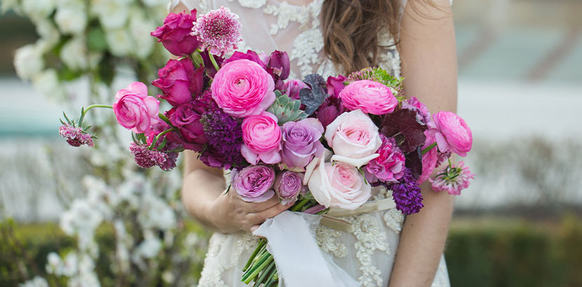 Ein monochromer Brautstrauß in Rosa und Pink.