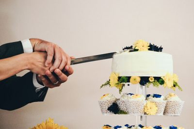 Paar beim Anschneiden ihrer Hochzeitstorte