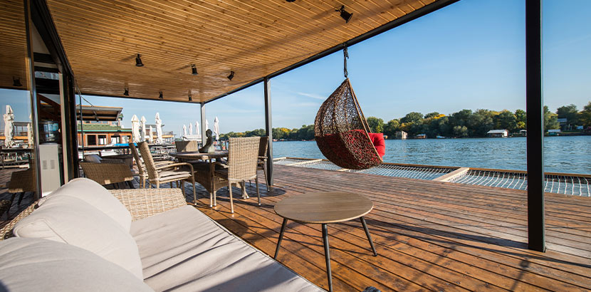 Tischler Wien: eine Holzterrasse vor einem Holzhaus am See