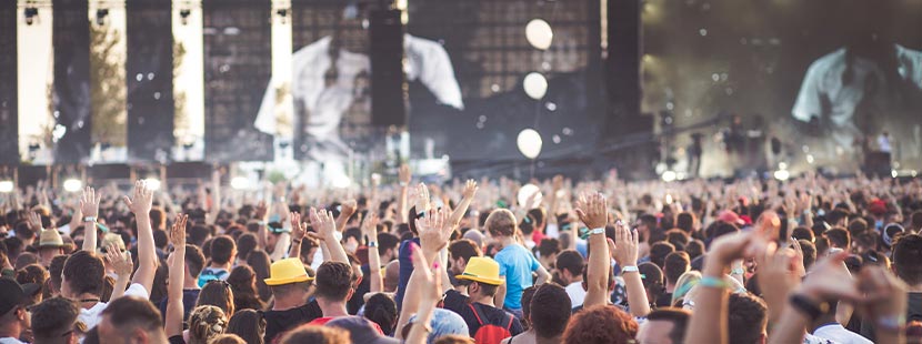 Festival-Packliste: Menschen feiern bei einem Konzert auf einem Festival