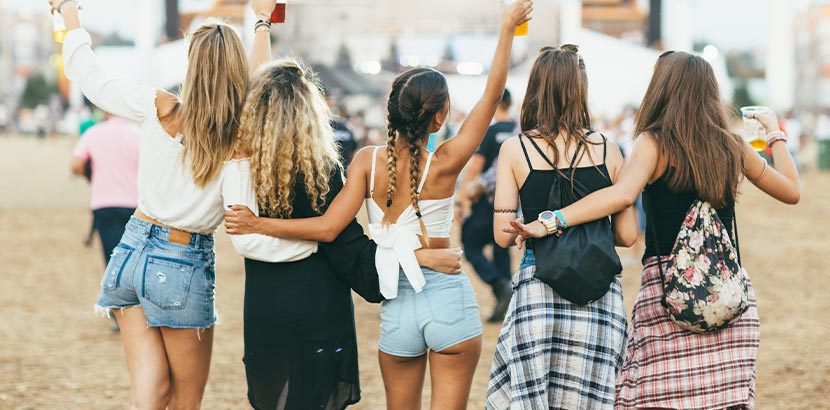 Festival-Packliste: eine Gruppe junger Frauen auf einem großen Festival