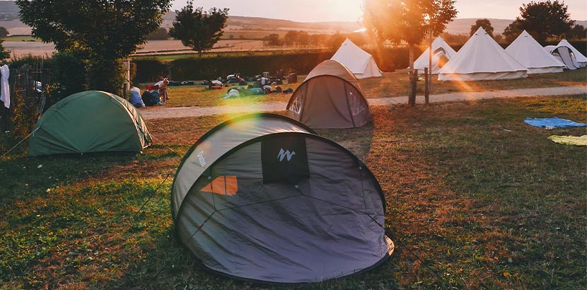 Festival-Packliste: ein Zelt auf dem Campinggelände
