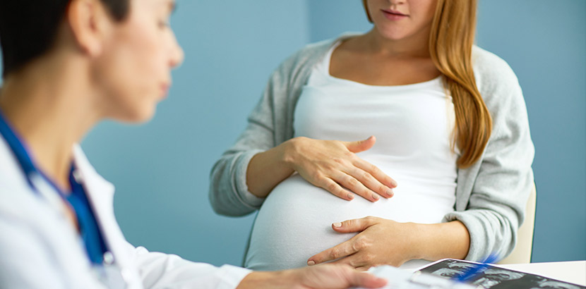 Eine Frau während der Mutter-Kind-Pass-Untersuchung beim Frauenarzt.