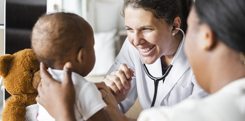 Ein Baby bei der Mutter-Kind-Pass-Untersuchung durch eine Kinderärztin.