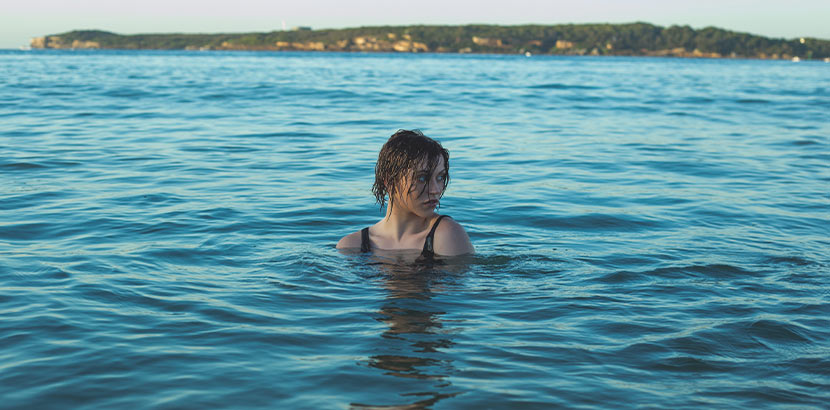 Trockene Haut: Eine Frau schwimmt im Meer