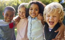 Kindergarten Wien: Vier spielende Kinder.