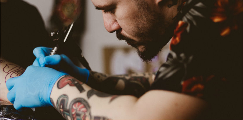 Cover Up Tattoo: Ein Tätowierer bei der Arbeit.