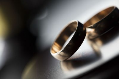 Scheidung: Zwei Ringe liegen auf dem Tisch.