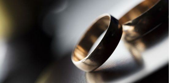 Scheidung: Zwei Ringe liegen auf dem Tisch.