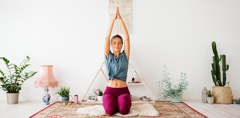 Frau macht Yoga