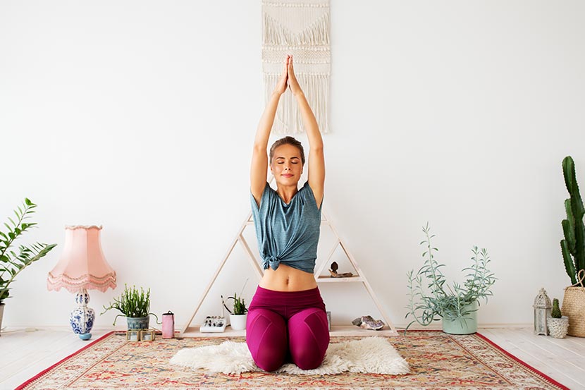 Frau macht Yoga