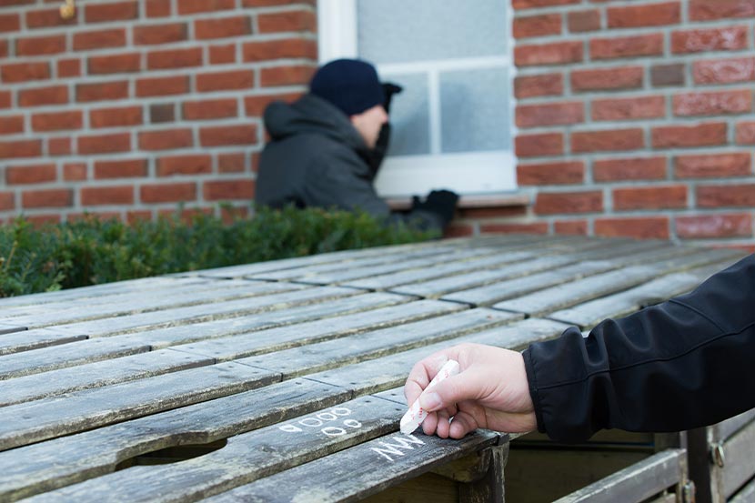 Was tun bei Gaunerzinken? Haus mit Alarmanlage sichern.