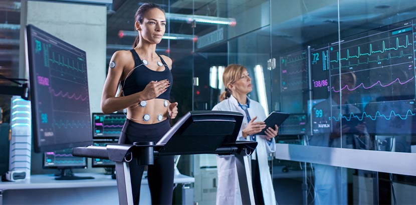 Junge Frau bei einer sportmedizinischen Untersuchung. Sportarzt Wien.