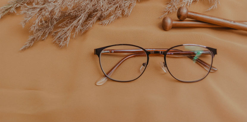 Optiker Wien: Eine Brille mit Dekoration.