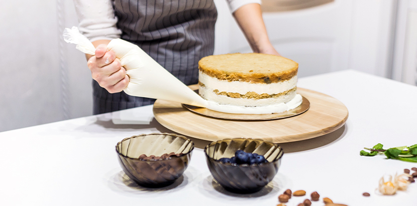 Hochzeitstorte selber machen: Ein Patisserie Chef bäckt eine Hochzeitstorte