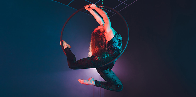 Aerial Hoop Wien: eine Frau vollführt Akrobatik an einem Aerial Hoop