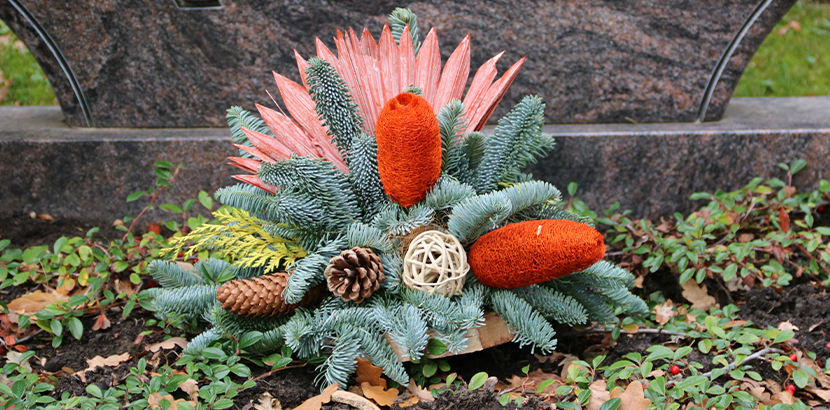 Allerheiligen Gestecke am Friedhof in orange