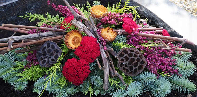 Allerheiligen Gestecke selber basteln: DIY Trauerfloristik mit Tanne, Fichte, Trockenblumen, Zweige