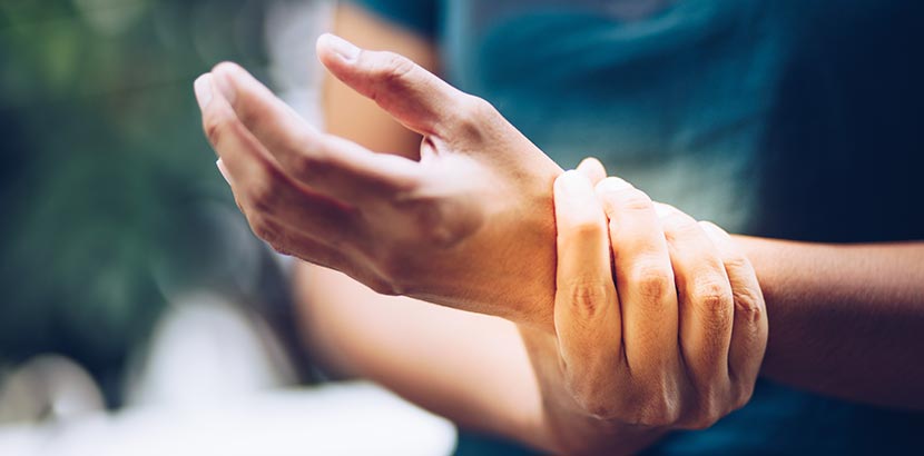 Arthritis: Schmerzen im Handgelenk