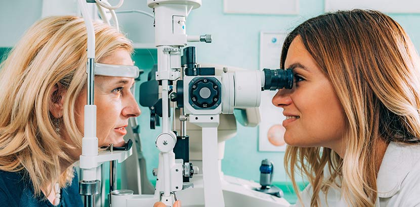 Eine Augenärztin führt eine Augenuntersuchung bei ihrer Patientin durch.