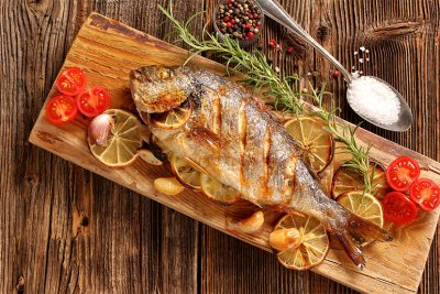 Köstlicher gebratener Fisch hübsch angerichtet in einem Fischrestaurant in Wien.