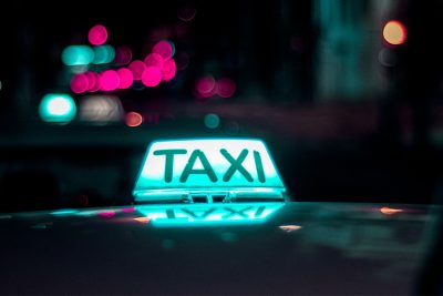 Türkis leuchtendes Taxi Schild von unsplash