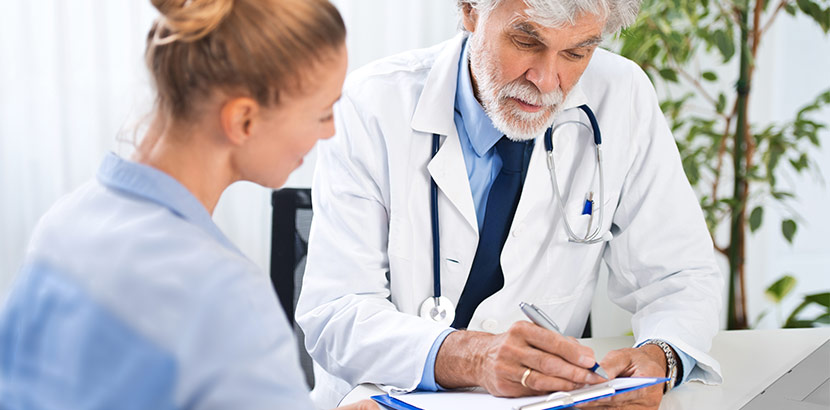 Ein Mediziner spricht mit einer Patientin über das Thema Hospiz, Pflege, Betreuung und Palliativversorgung.