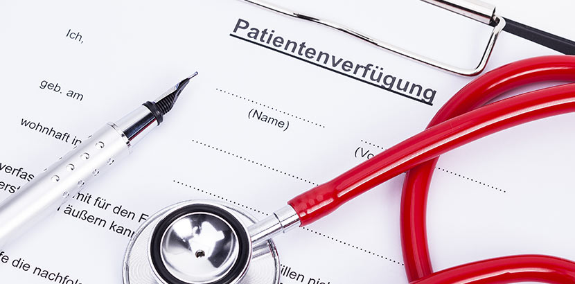 Ein Formular für eine Patientenverfügung, auf dem ein Kugelschreiber und ein Stethoskop liegen.