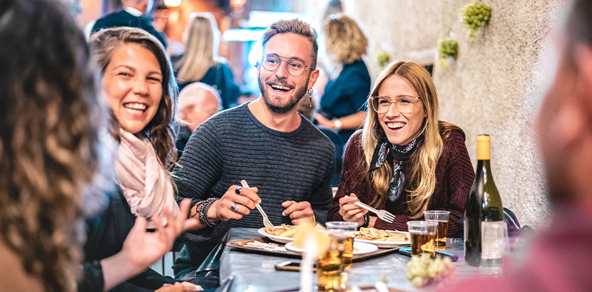 Familie mit jungen Leuten bei einer Familienfeier in einem Restaurant in Wien.