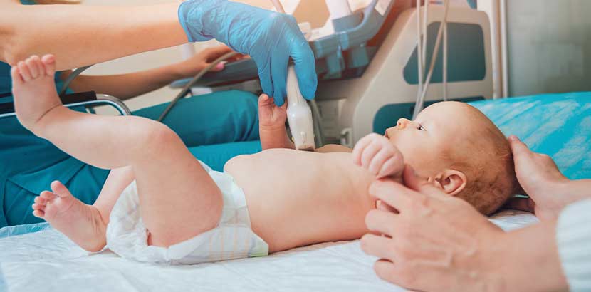 Säugling bei einer Untersuchung beim Kinderkardiologen Wien.