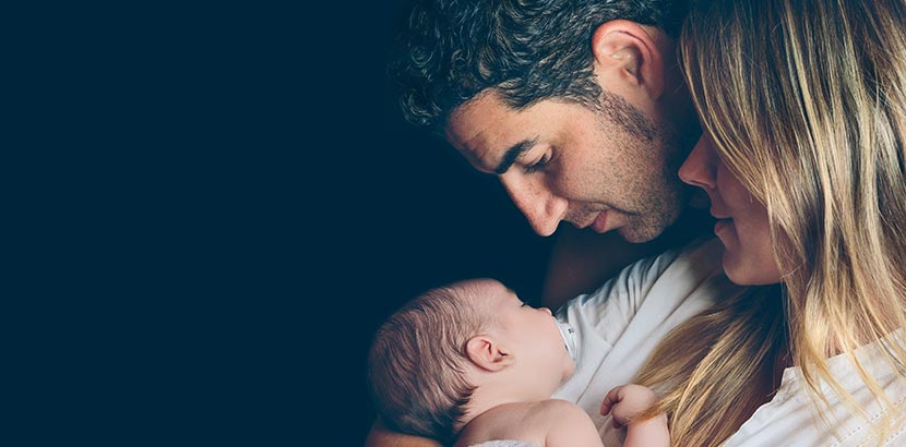 Babyshooting: Neugeborenes mit Mutter und Vater