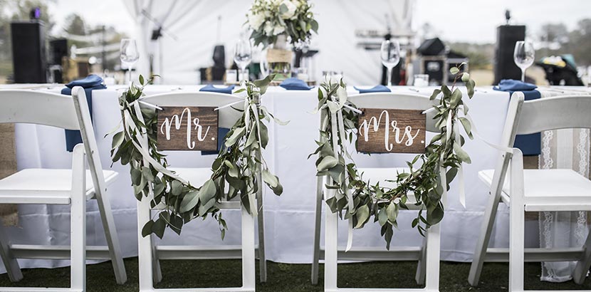 Hochzeitsplanung: Sessel auf Hochzeit mit Dekoration