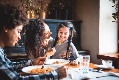 Kinderfreundliche Restaurants Wien: Familie isst mit Kind in Restaurant