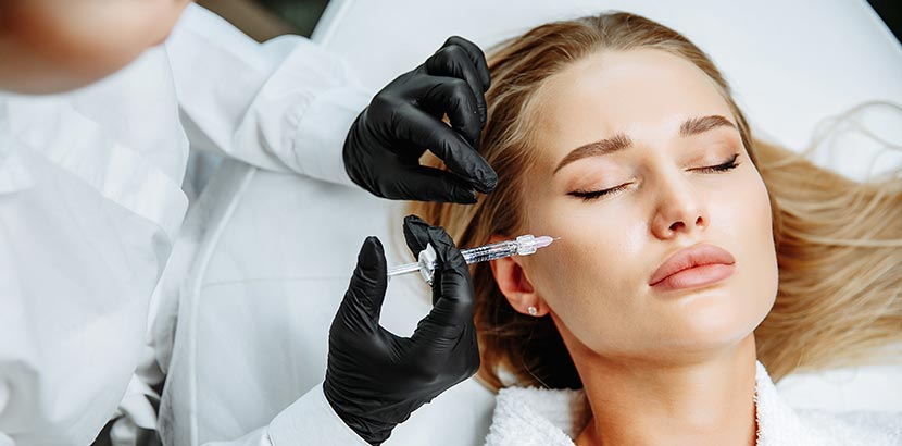 Lipofilling: Frau mit Injektion in Wange